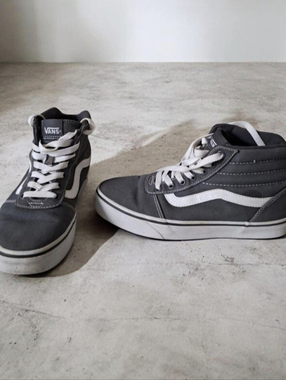 Vans Women Mid-Top Skate Sneakers in Gray and White Size W 7 Good Condition